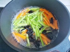 芹菜、胡萝卜和黑木耳加少许盐，焯一下水捞出备用。