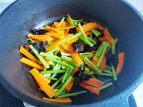 热锅放油，油热放入蒜和姜片爆香，放入黑木耳、胡萝卜和芹菜翻炒一分钟，