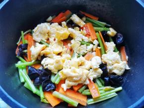 然后放入鸡蛋翻炒均匀。