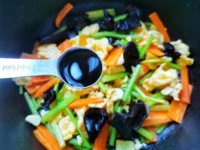 加一勺生抽，一勺盐，