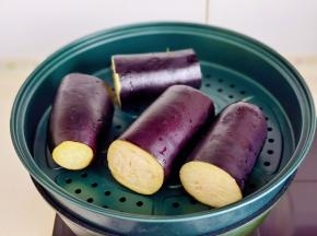 茄子洗净一切二，隔水蒸熟。