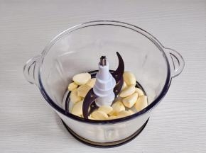 大蒜去皮放入绞肉机中。