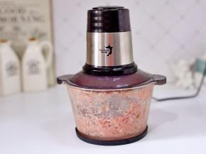 梅花肉切小块放入绞肉机中绞肉糜。
