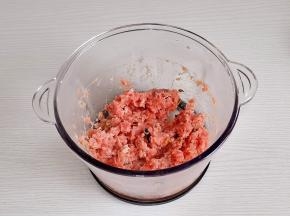 绞好的肉糜，取出装盘。