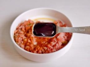 加入蚝油抓匀，腌制10分钟。