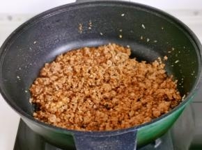 起油锅加入蒜末肉糜煸炒至变色。