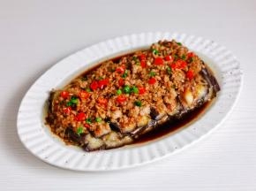 取出淋上一勺酱油，撒葱花，辣椒段，再淋上热油就好啦！