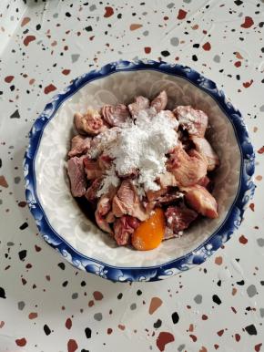 三黄鸡清洗干净，剁成小块，放入生抽，盐，蛋黄，玉米淀粉！