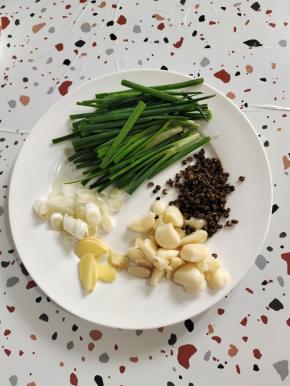 蒜瓣切成小块，生姜切成片。葱白切成小块，葱叶切成段，一大把花椒备用！