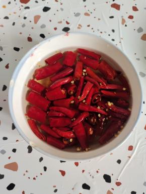 干辣椒切成段，倒入开水，浸泡10分钟！