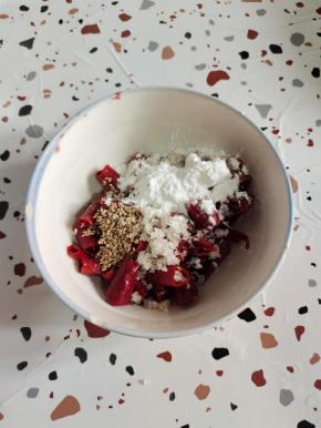 放入盐，白糖，熟白芝麻，玉米淀粉！