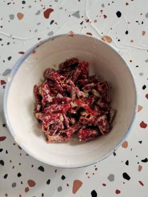 抓拌均匀，让每个辣椒段都均匀的裹满淀粉！