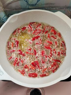 油温五成热，放入辣椒段中火炸！