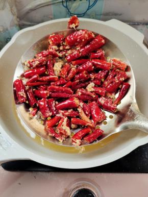 炸至辣椒段焦黄酥脆即可捞出控油备用！