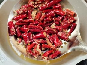 炸至辣椒段焦黄酥脆即可捞出控油备用！