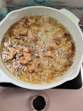 把腌制好的鸡肉块放入油锅中！中火慢炸8分钟左右！