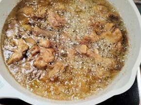 把腌制好的鸡肉块放入油锅中！中火慢炸8分钟左右！