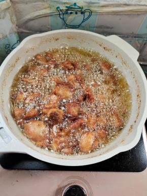 边炸边用筷子翻动！