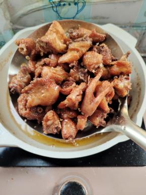 炸至鸡肉块表面金黄，鸡肉熟了，脱骨！捞出！控油备用！