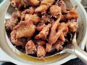炸至鸡肉块表面金黄，鸡肉熟了，脱骨！捞出！控油备用！