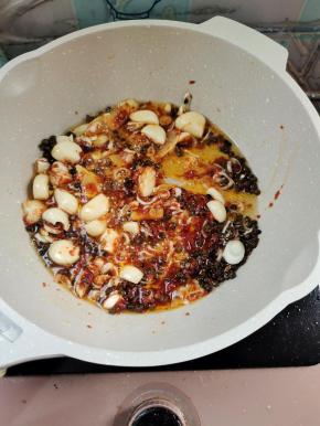 起锅烧油，放入生姜，花椒，葱，蒜瓣爆香，再放入郫县豆瓣酱炒出红油！