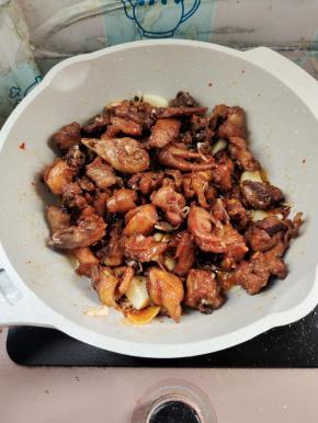 放入炸好的鸡肉块翻炒均匀！