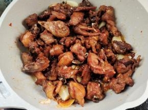放入炸好的鸡肉块翻炒均匀！