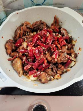 倒入炸好的辣椒段，翻炒均匀！