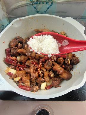 放入一勺白糖，翻炒均匀！