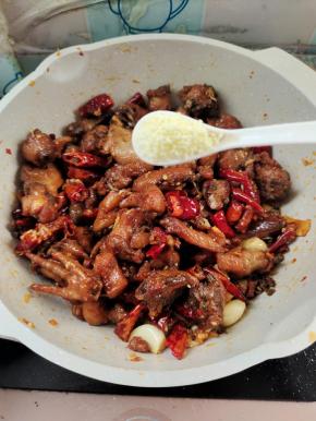 放入一勺鸡精，翻炒均匀！