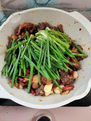 放入葱段翻炒均匀！