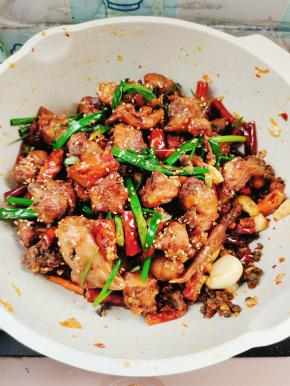 起锅前放入适量的熟白芝麻翻炒均匀即可！