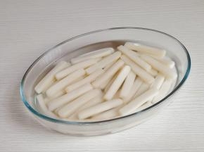 年糕煮1分钟捞出过冷水。