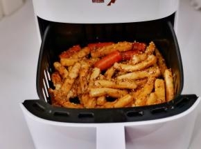 倒入空气炸锅炸篮中。