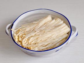金针菇去跟洗净泡盐水。