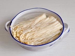 金针菇去跟洗净泡盐水。