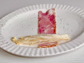 取一片培根，放上金针菇。