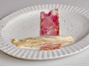 取一片培根，放上金针菇。