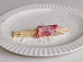 卷起来用牙签固定。