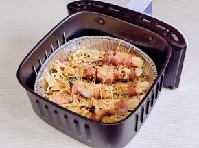 放入空气炸锅炸篮中。