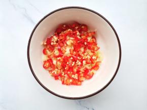 大蒜小米椒切碎。