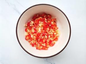 大蒜小米椒切碎。