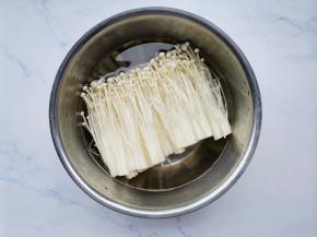 金针菇去根洗净。