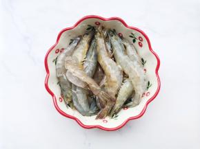 鲜虾洗净，去除虾须虾脚虾线开背清理干净，在虾身上拍两下定型。