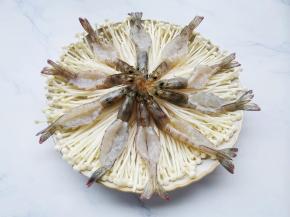 摆上处理好的虾。