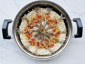 将蒜蓉汁倒入盘中，开水上锅蒸5分钟。