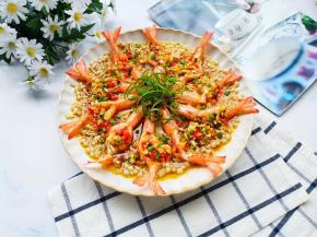 最后淋上一圈热油，撒点葱花。巨好吃的蒜蓉金针菇蒸虾就做好啦。
