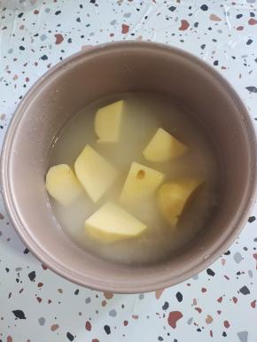 米淘洗干净，按照一碗米两碗水的比例，放入电饭锅中，土豆削皮洗净，切成小块一起放进去！