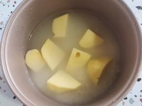 米淘洗干净，按照一碗米两碗水的比例，放入电饭锅中，土豆削皮洗净，切成小块一起放进去！