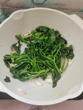 起锅烧油放入生姜大蒜爆香，放入青菜翻炒片刻，放入少许盐翻炒均匀，出锅备用！